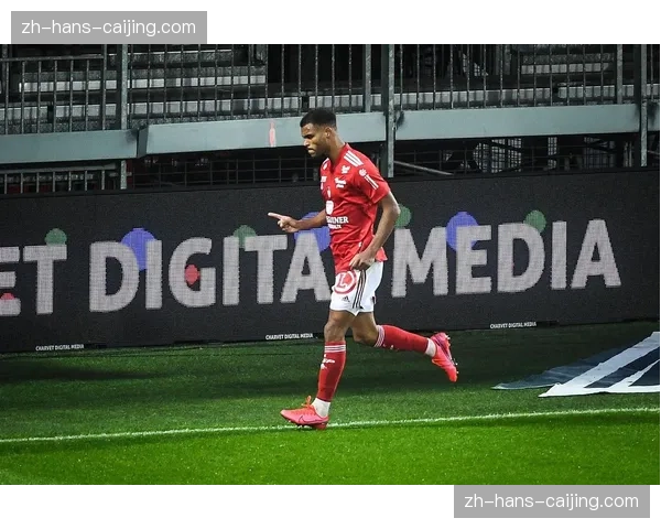 朗斯前锋奥蓬达状态火热 成法甲争冠关键人物